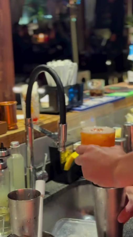Bartender preparando drinks