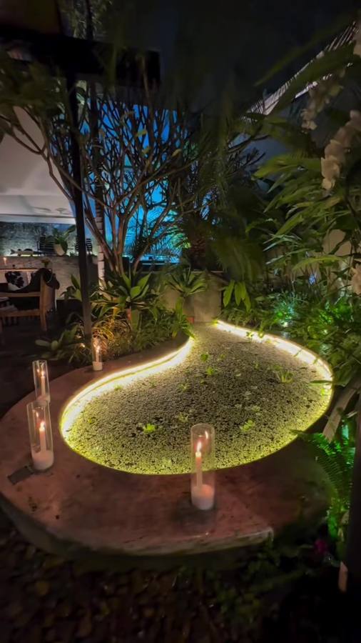 Lago iluminado à noite com velas